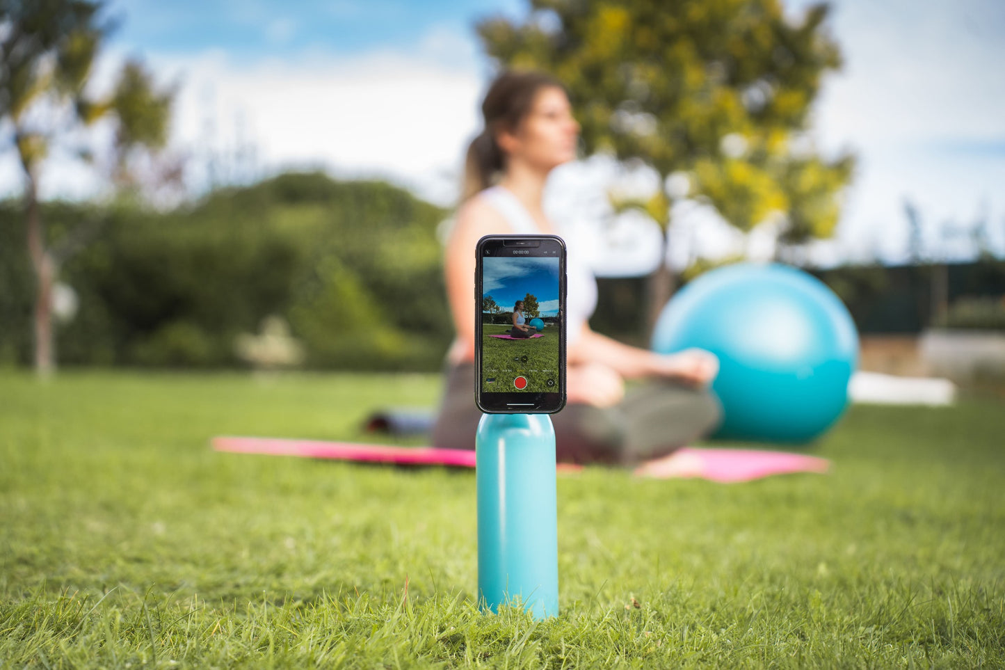 botella de agua para crear contenido y sirve de tripode para ver tus sesiones del gimnasio o grabarte mientras estas en clase de yoga o en el gimnasio